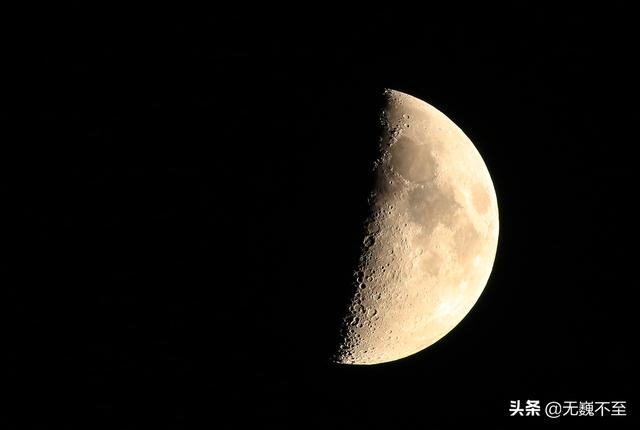 在晚上，用400mm的镜头能拍出什么样的月亮？-第1张图片