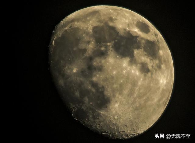 在晚上，用400mm的镜头能拍出什么样的月亮？-第7张图片
