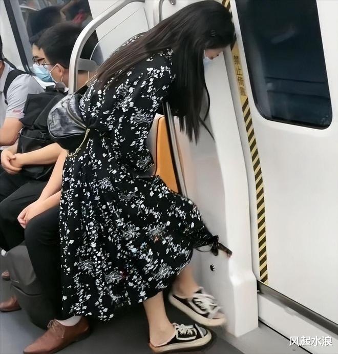 该男子坐在地铁车厢内的走，地铁上的女士优先车厢-第1张图片