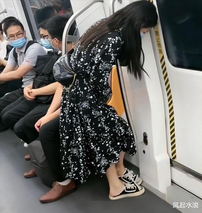 该男子坐在地铁车厢内的走，地铁上的女士优先车厢-第2张图片