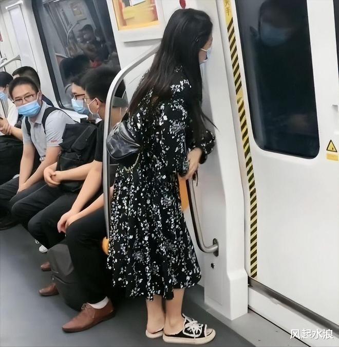 该男子坐在地铁车厢内的走，地铁上的女士优先车厢-第3张图片