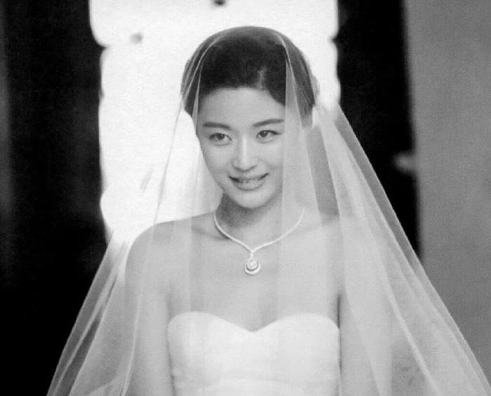 全智贤结婚当日穿的婚纱，全智贤和她老公婚纱照-第1张图片