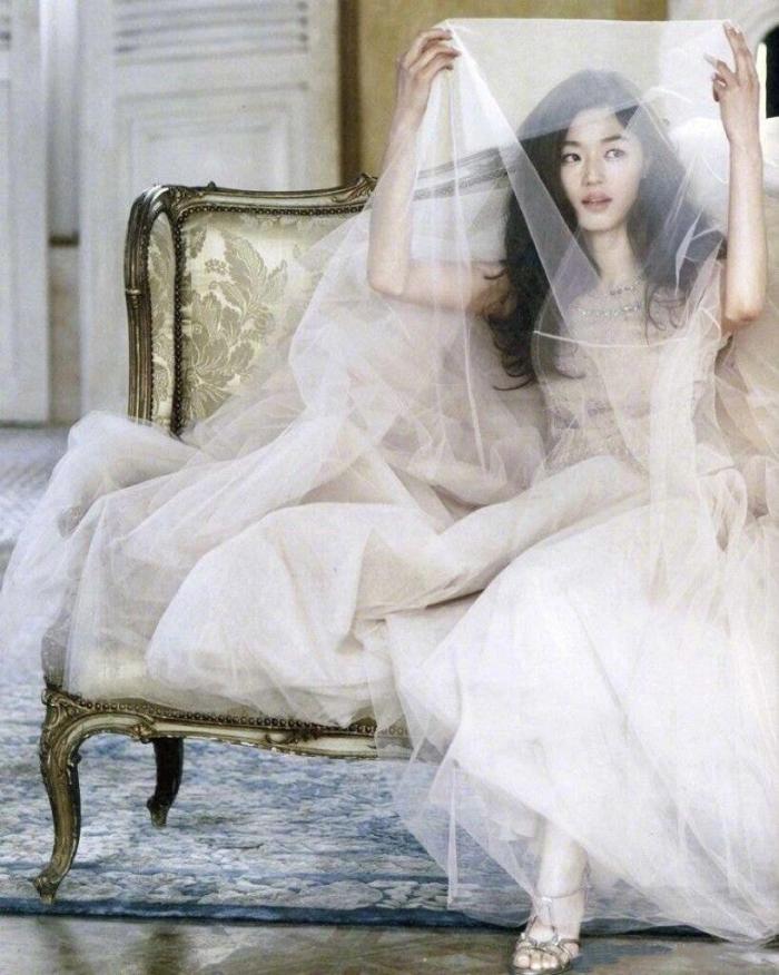 全智贤结婚当日穿的婚纱，全智贤和她老公婚纱照-第5张图片
