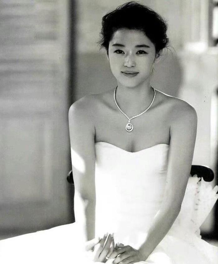 全智贤结婚当日穿的婚纱，全智贤和她老公婚纱照-第8张图片