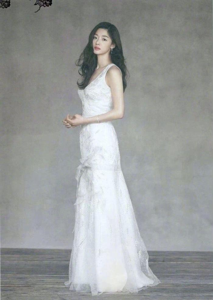 全智贤结婚当日穿的婚纱，全智贤和她老公婚纱照-第9张图片