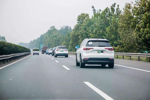 高速堵到没电叫拖车吗，高速堵车可以叫拖车吗-第1张图片