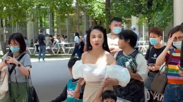 冉莹颖带三个儿子参加活动视频，冉莹颖带三个儿子参加活动照片-第1张图片