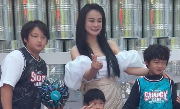 冉莹颖带三个儿子参加活动视频，冉莹颖带三个儿子参加活动照片-第5张图片