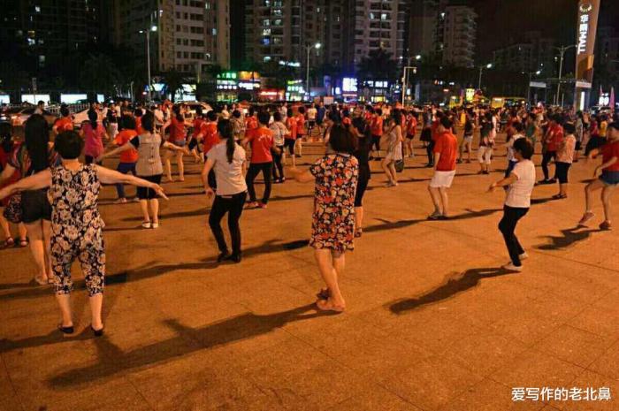 教广场舞的为什么免费，广场舞带队人是自发的吗-第3张图片