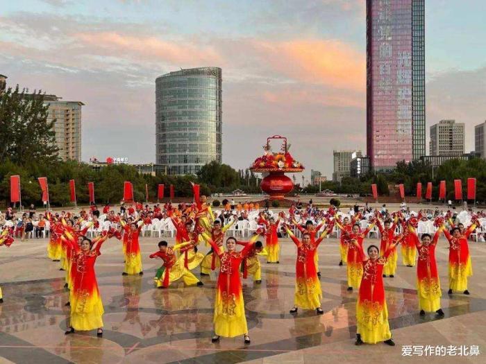 教广场舞的为什么免费，广场舞带队人是自发的吗-第4张图片