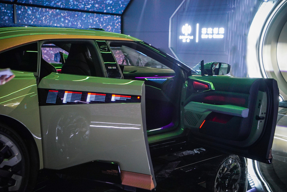 未来汽车穿越到现代的小说，未来汽车穿越到现代的电影-第8张图片