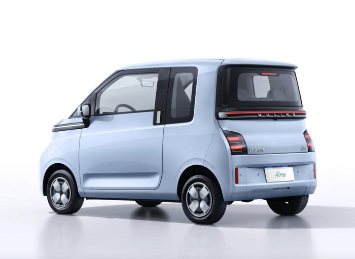 续航300km 五菱首款新能源全球车多少钱，五菱新能源电动车续航-第4张图片