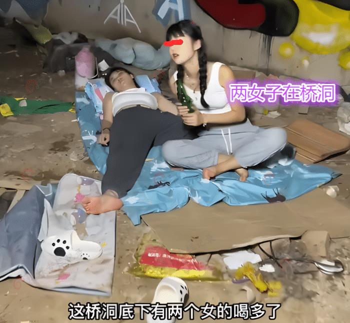 男子看到两女子在桥洞下打地铺视频，男子看到两女子在桥洞下打地铺的电影-第1张图片