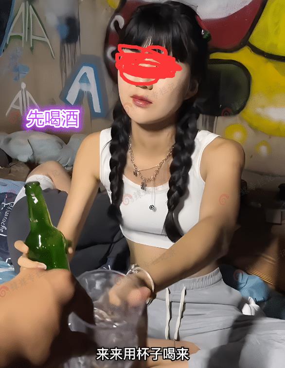 男子看到两女子在桥洞下打地铺视频，男子看到两女子在桥洞下打地铺的电影-第5张图片