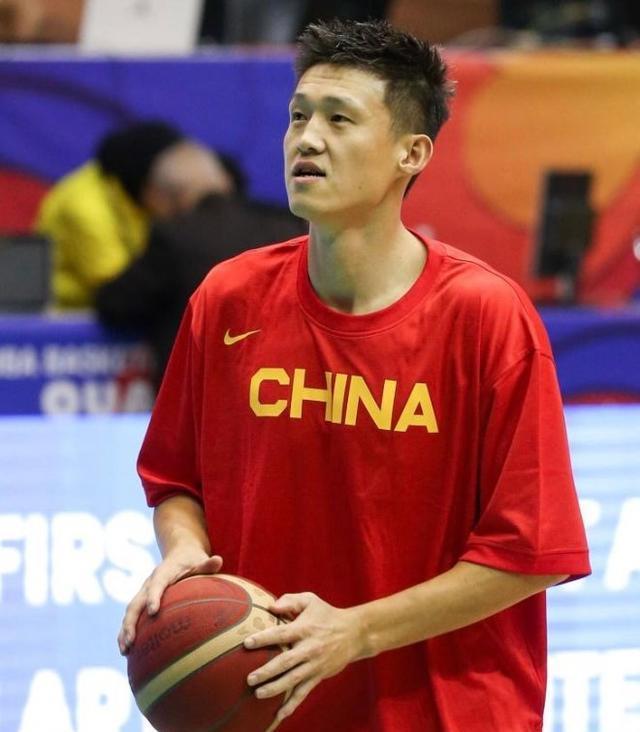 周鹏是国家男篮队长吗，周鹏会打篮球投篮图片-第4张图片