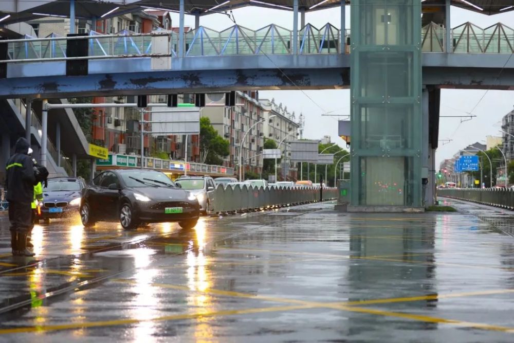 暴雨对新能源车的影响，新能源汽车暴雨天停室外-第3张图片