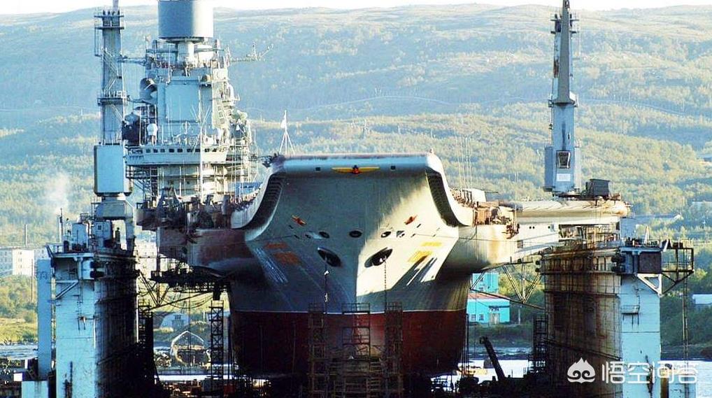 世界最大浮船坞沉没，航母被起重机砸中，俄还有能力修复航母吗？-第1张图片
