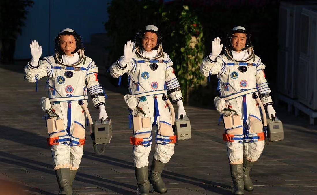 神州十二飞船即将返回地球，宇航员们身穿的宇航服一套要多少钱？-第1张图片