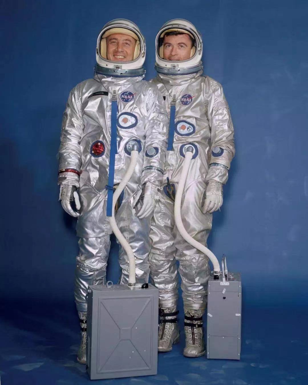 神州十二飞船即将返回地球，宇航员们身穿的宇航服一套要多少钱？-第3张图片