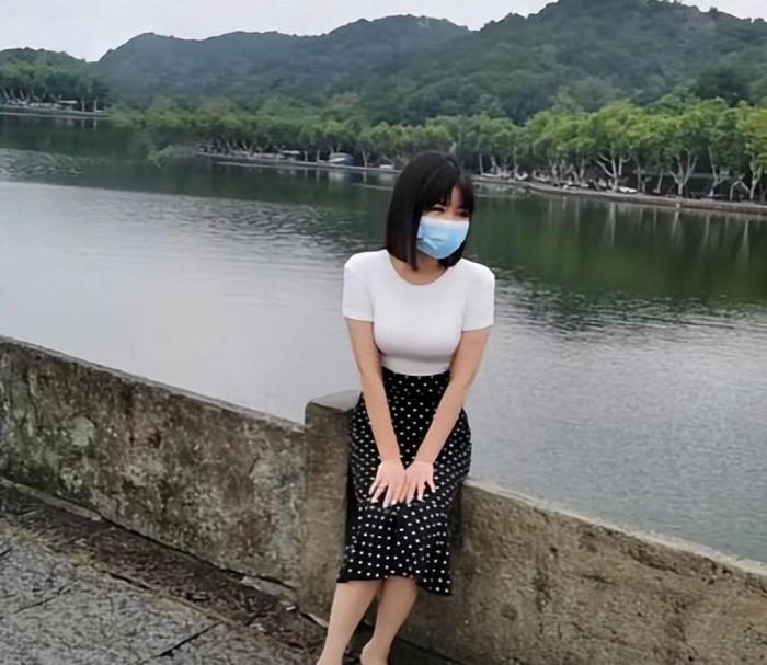 杭州郑女士为什么走红，杭州郑女士上节目后爆火 摘下口罩后网友惊呆-第1张图片
