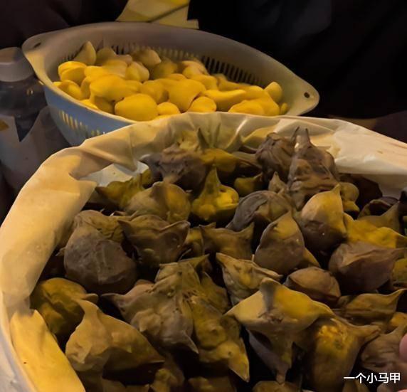 杭州老人深夜街头卖菜视频，杭州老人深夜街头卖菜被抓-第2张图片