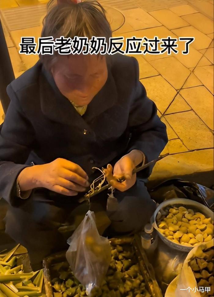 杭州老人深夜街头卖菜视频，杭州老人深夜街头卖菜被抓-第4张图片