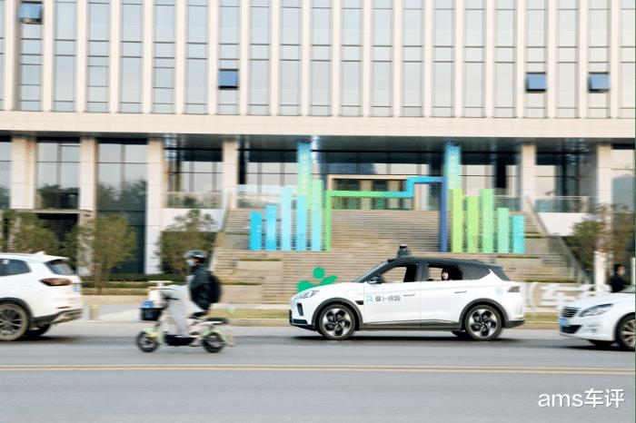 武汉经开区全域开放无人驾驶车，武汉经开区全域开放无人驾驶汽车-第2张图片