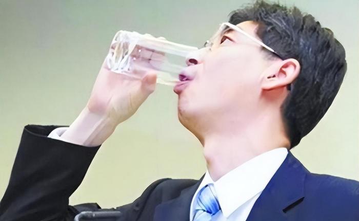 11年喝核废水的日本官员，喝核废水的日本官员还在吗-第3张图片