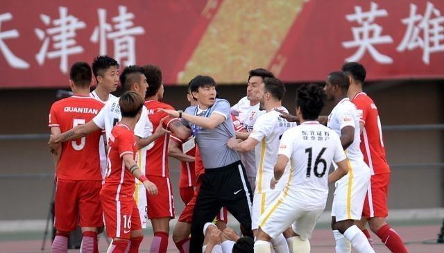 足球比赛一队罚下几人会取消，中国足协连开三张罚单-第1张图片