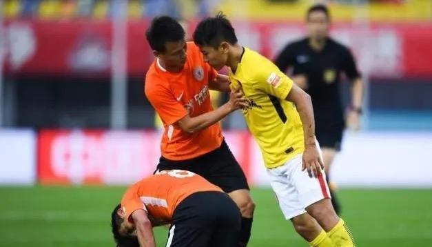 足球比赛一队罚下几人会取消，中国足协连开三张罚单-第2张图片