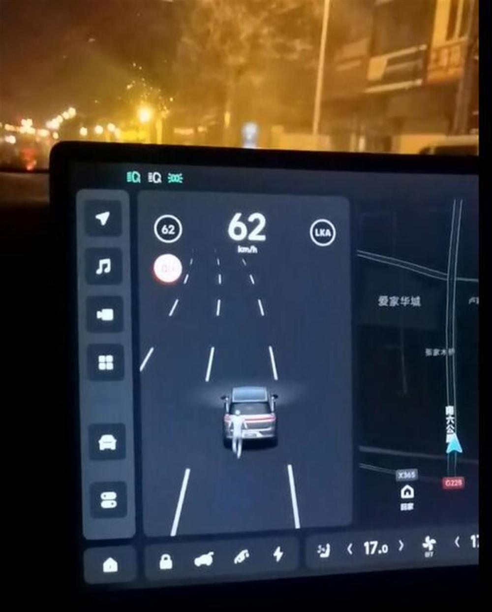 男子夜间驾车中控竟然显示后方有人追车，男子夜间驾车中控竟然显示后方有人追尾-第1张图片