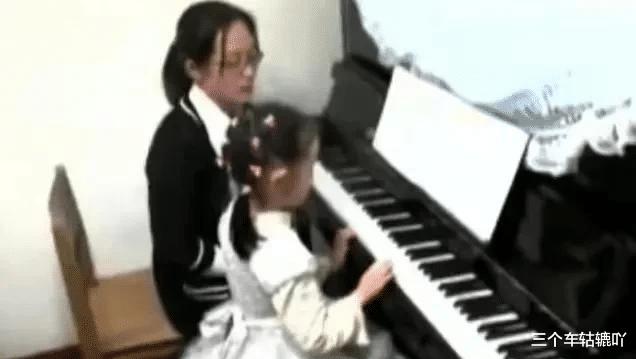 这些女孩每天花两个小时弹钢琴，邻居小孩半夜10点还在弹钢琴-第1张图片